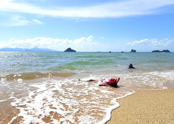Aura Bluewave Beach House And Mini Beach Cafe